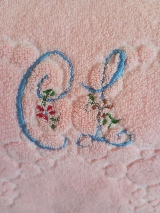 Toalla rizo rosa bordada - bebé
