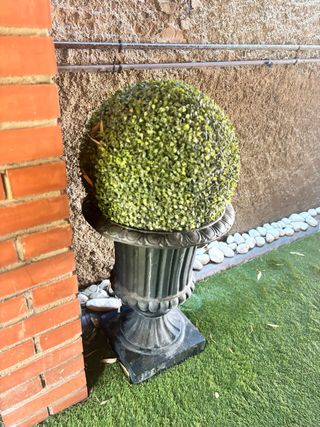 Maceta hierro fundido  con planta artificial