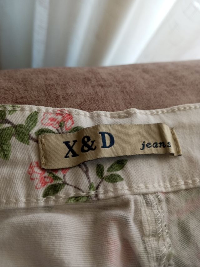 Pantalones vaqueros estampados blancos