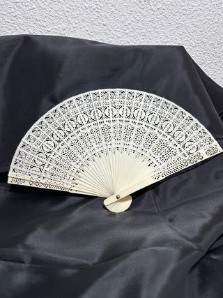 Abanico blanco de hueso