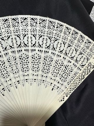 Abanico blanco de hueso