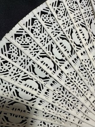 Abanico blanco de hueso