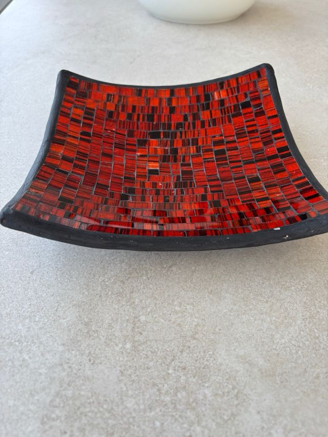 Plato mosaico rojo-negro