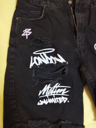 Shorts vaqueros negros con grafiti