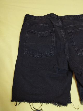 Shorts vaqueros negros con grafiti