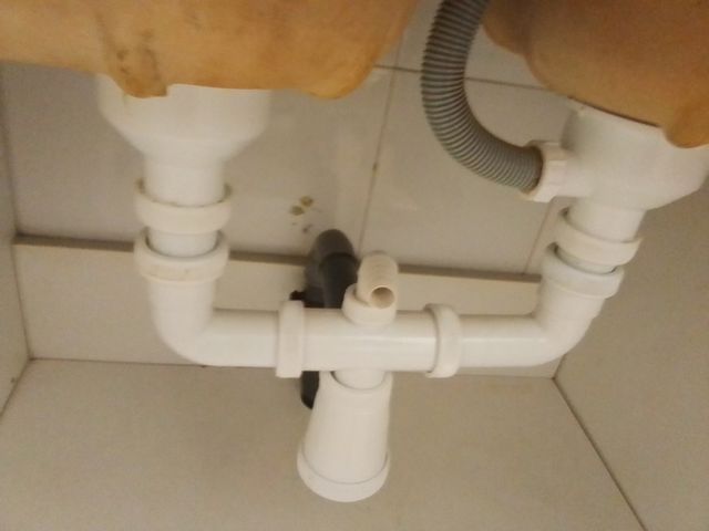 Muebles cocina blanco-negro.Es muy grande y lineal