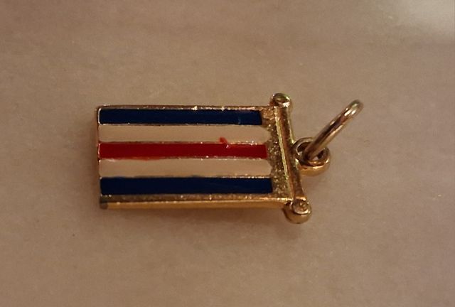 Ciondolo bandiera nautica dorato