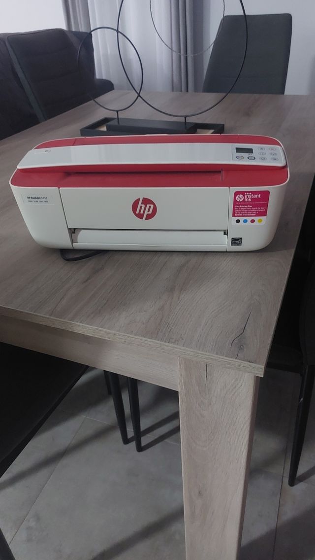 Impresora HP DeskJet 2710 roja y blanca