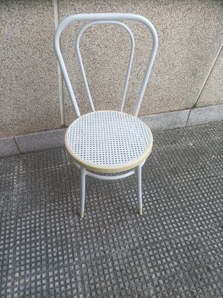 Silla blanca metal mimbre vintage. Las 4 por 30 eu