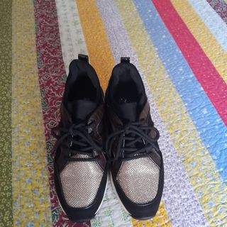 Zapatillas deportivas negras y plateadas