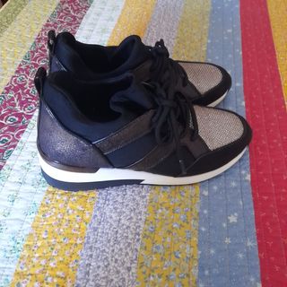 Zapatillas deportivas negras y plateadas