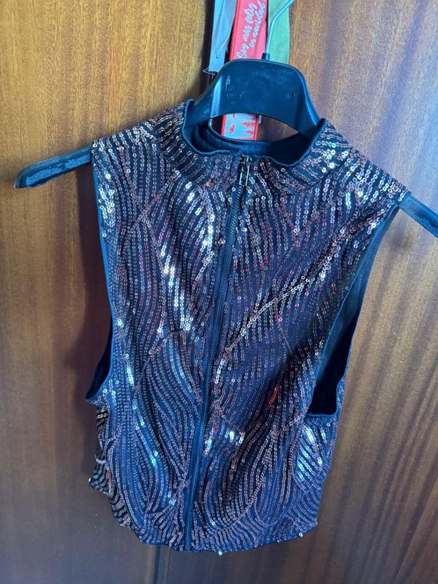 Top negro y dorado talla S