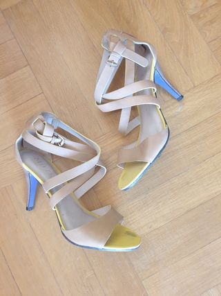 Sandalias tacón beige Miezko