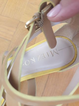 Sandalias tacón beige Miezko