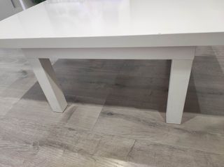 Mesa blanca de madera