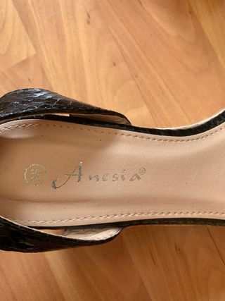 Sandalias negras con plataforma de esparto