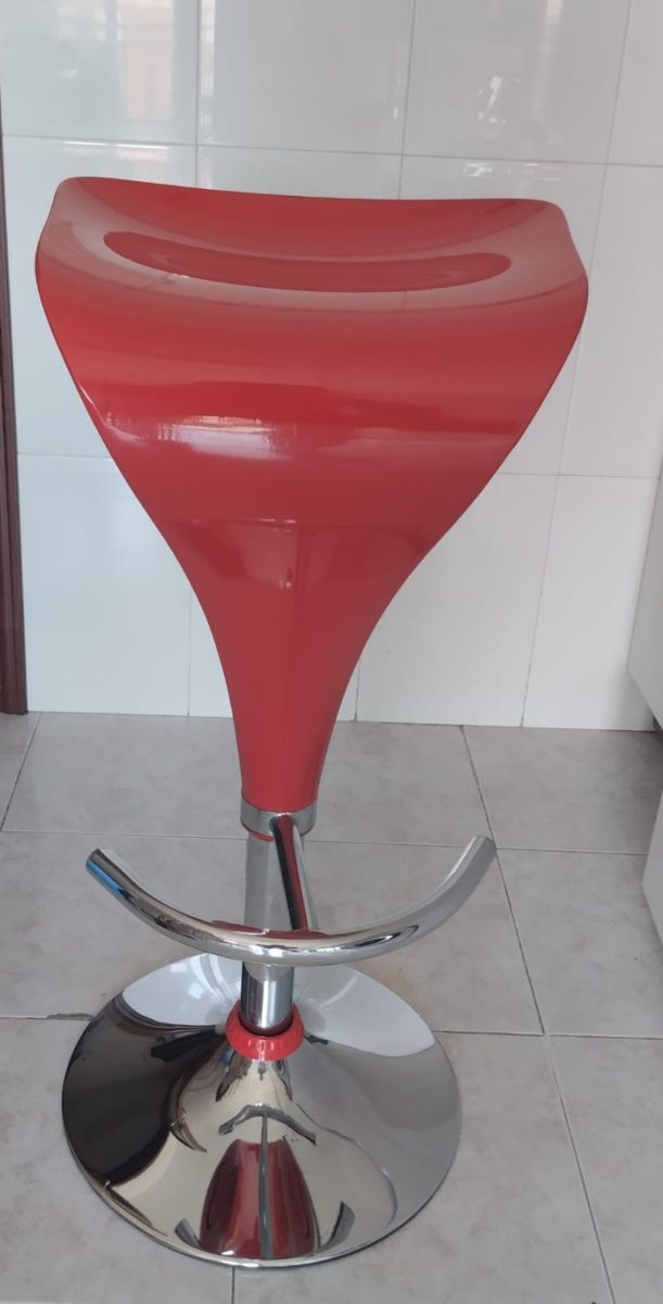 Taburete rojo giratorio
