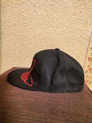 Gorra Adidas negra y roja