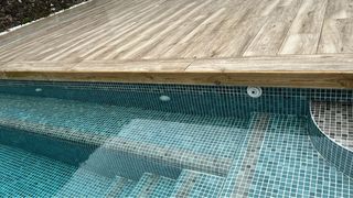 Revestimiento piscina: cerámico y madera