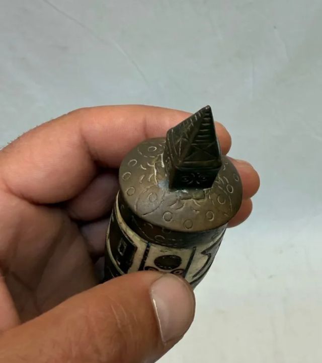 Antiguo ritual tibetano: hueso y latón