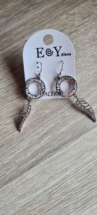Pendientes plateados diseño pluma