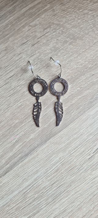 Pendientes plateados diseño pluma