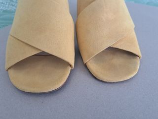 Sandalias Oysho mostaza, talla 38