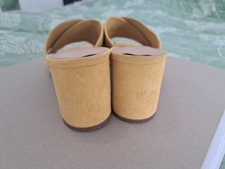 Sandalias Oysho mostaza, talla 38