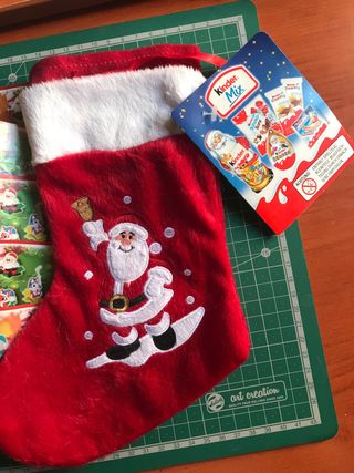 Adornos Navideños Kinder: Calcetín y Figuras