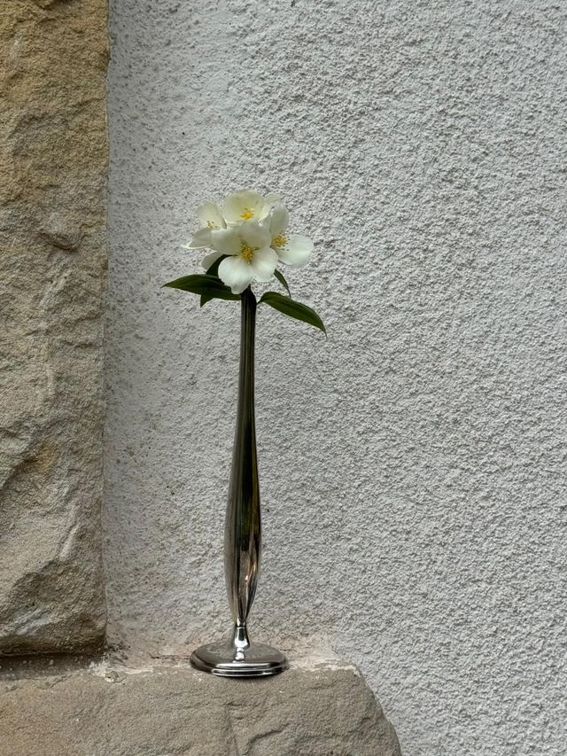 Jarrón plateado metalico