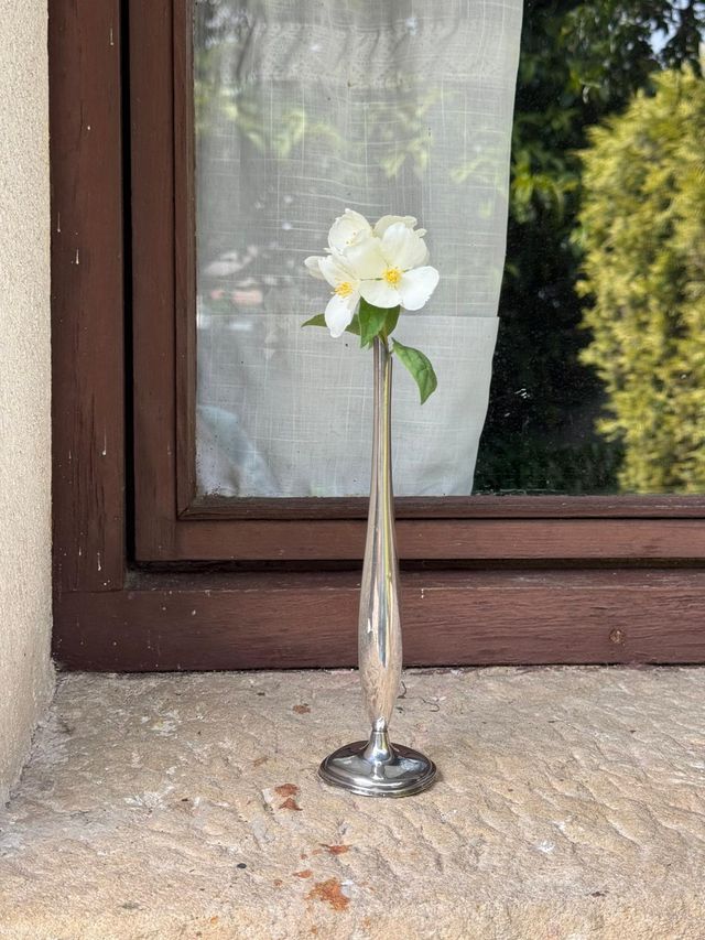 Jarrón plateado metalico