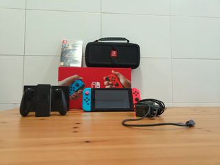 Nintendo Switch Azul/Rojo + Funda + Juego