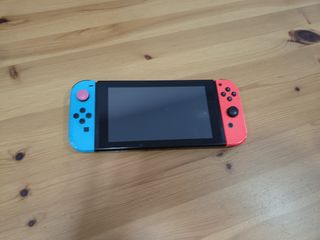 Nintendo Switch Azul/Rojo + Funda + Juego