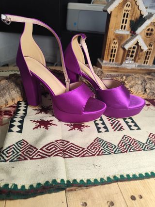 Zapatos tacón morado fiesta
