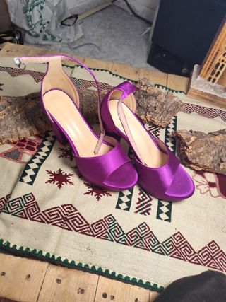 Zapatos tacón morado fiesta