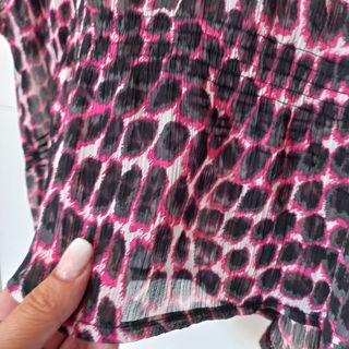 Blusa estampada negra y rosa,,