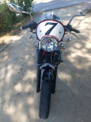 Moto Guzzi V7 Café Racer