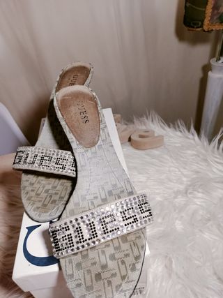 Sandalias Guess con pedrería