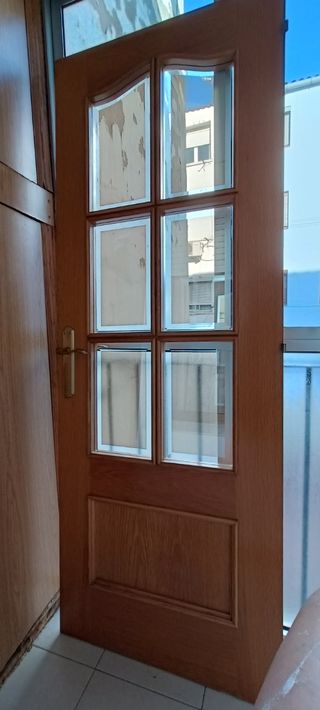 Puerta madera cristalera cocina