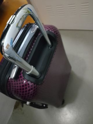 Maleta cabina IT morada como nueva