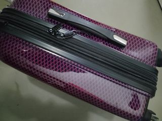 Maleta cabina IT morada como nueva