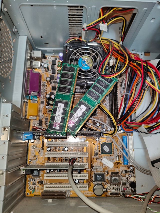 Ordenador Antiguo de sobremesa.