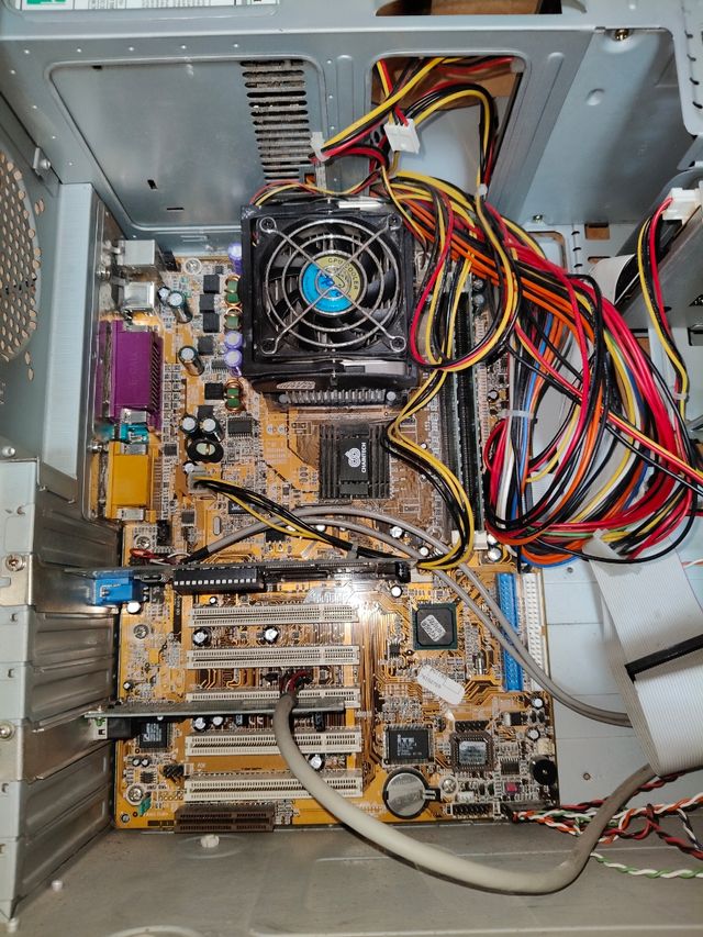 Ordenador Antiguo de sobremesa.