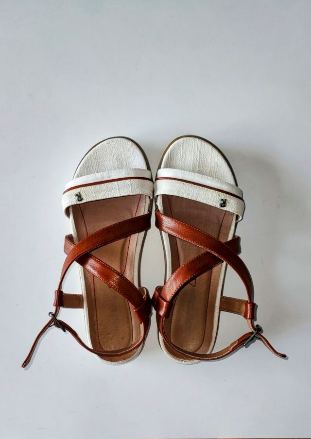 Bonitas sandalias planas mujer color marrón-blanco