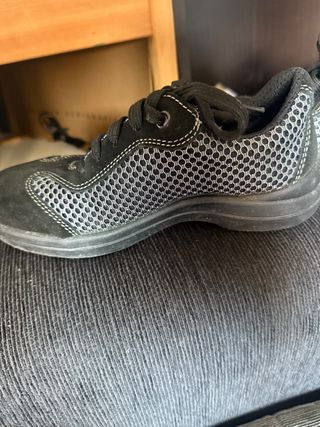 Zapatos seguridad mujer negros.