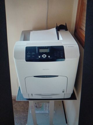 Impresora Ricoh SP C440DN blanca