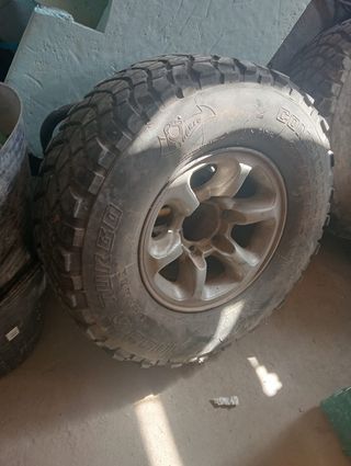 4 Ruedas completas Mitsubishi Montero buen estado