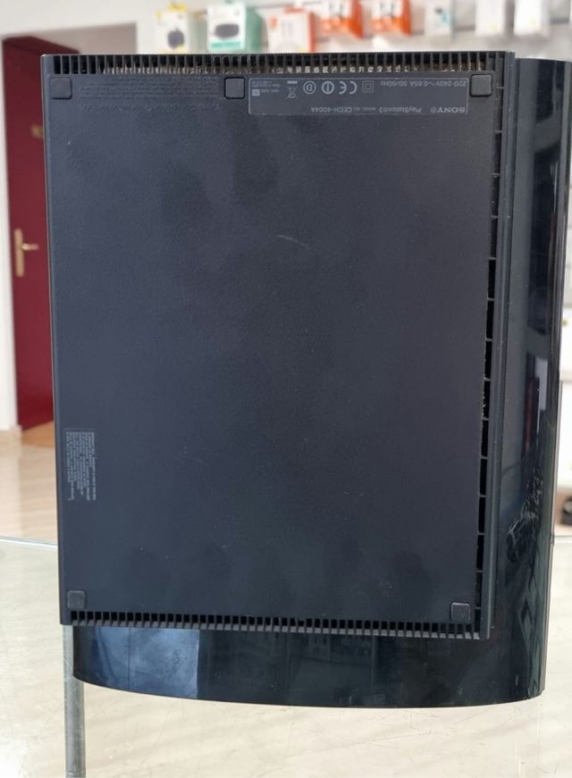 PS3 (PlayStation 3) negra con 30 juegos 