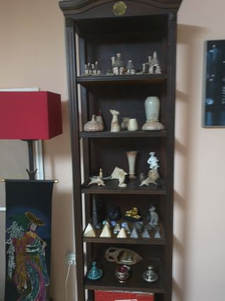 Estantería madera marrón con todos los elementos