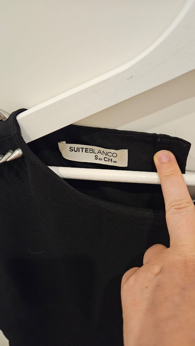 Blusa negra tachuelas